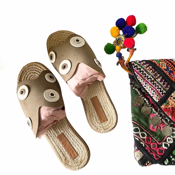 new Mercedes Castillo ✪ Oversized Metal Hardware Sandals Sandal ✪ Natural Suede - Picture 4 of 16